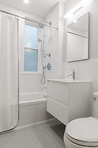 Salle de bain blanche rénovée avec goût