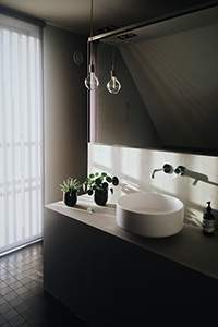 jeu d'ombre et de lumière dans une salle de bain moderne